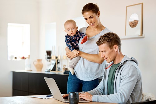 En familie på tre personer som sidder ved deres computer, og planlægger deres flytning  med Alfa af deres bohave til udlandet.